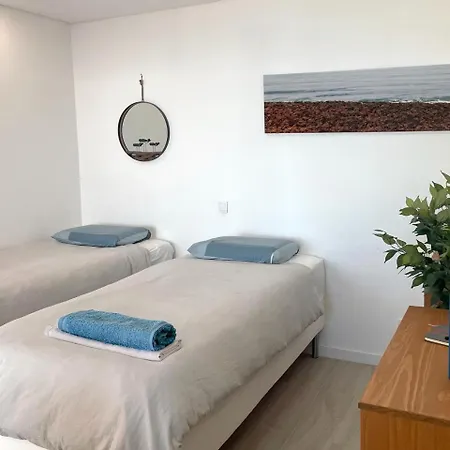 The View - Modern 1 Bed Flat Beachfront